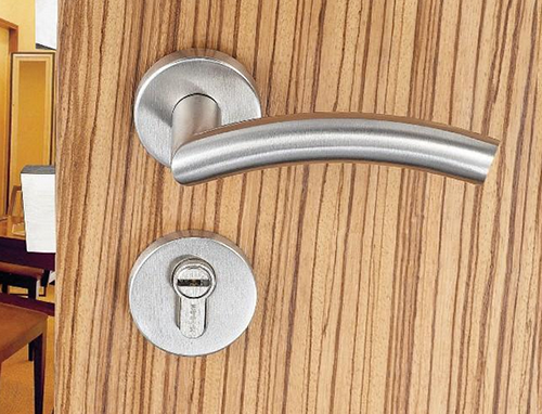 安装门锁步骤视频 567924c18f1e0343218b4575.jpg