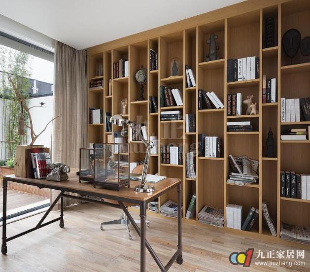 一般来说为了书房可以更好的聚气,所以面积都不大,如果书架过高,会让