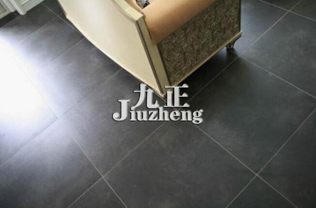 防滑地板选购攻略：旧房翻新安全第一，佛山老房花小钱装出“不摔跤”的家