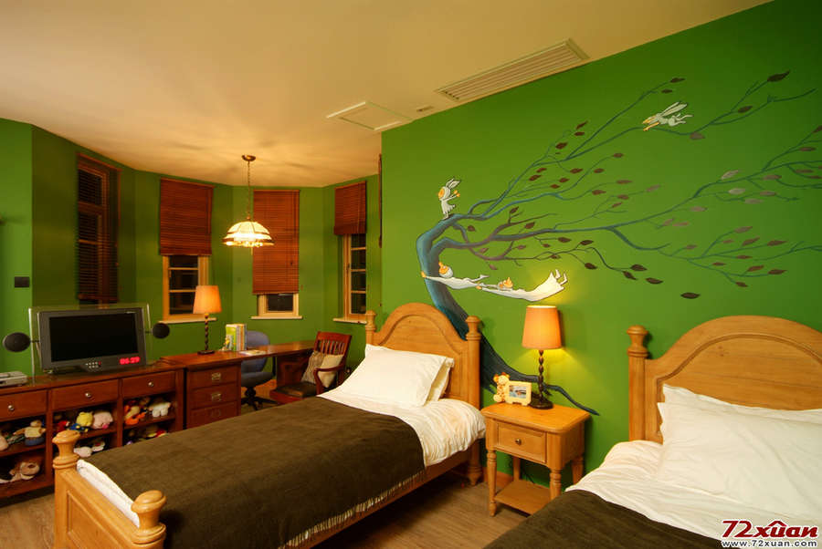 儿童房选用的是嫩绿色作为背景墙的主色,搭配童话风格的绘画,童趣盎然
