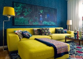 黄色的沙发搭配蓝色的背景墙,组成一道靓丽多彩的风景.